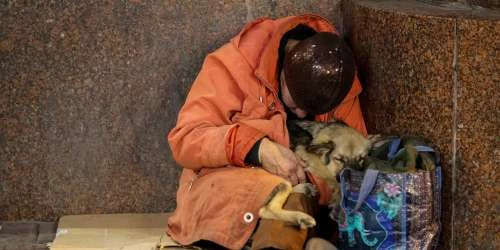 Έλληνας άστεγος νεκρός στο Λονδίνο – Οι αστυνομικοί τον παράτησαν στο πεζοδρόμιο έξω από το τμήμα